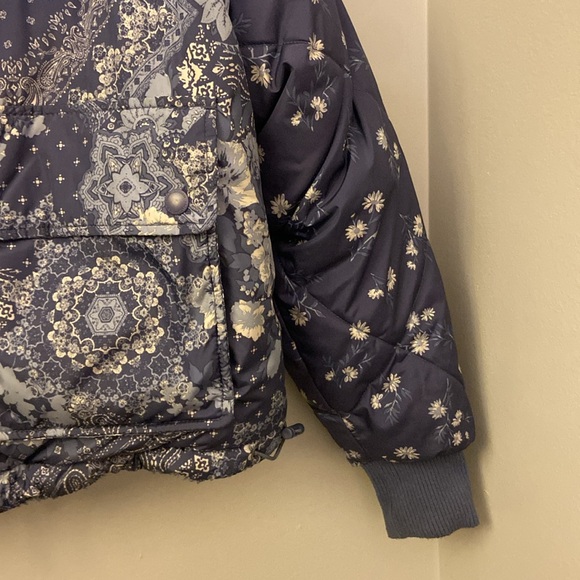 American Eagle Chill Blue Paisley Floral Reversible Puffer Jacket size medium - Picture 7 of 15